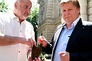 Predseda KSK Z. Trebuľa (vpravo) a riaditeľ VSM R. Pollák s replikou mince z pokladu