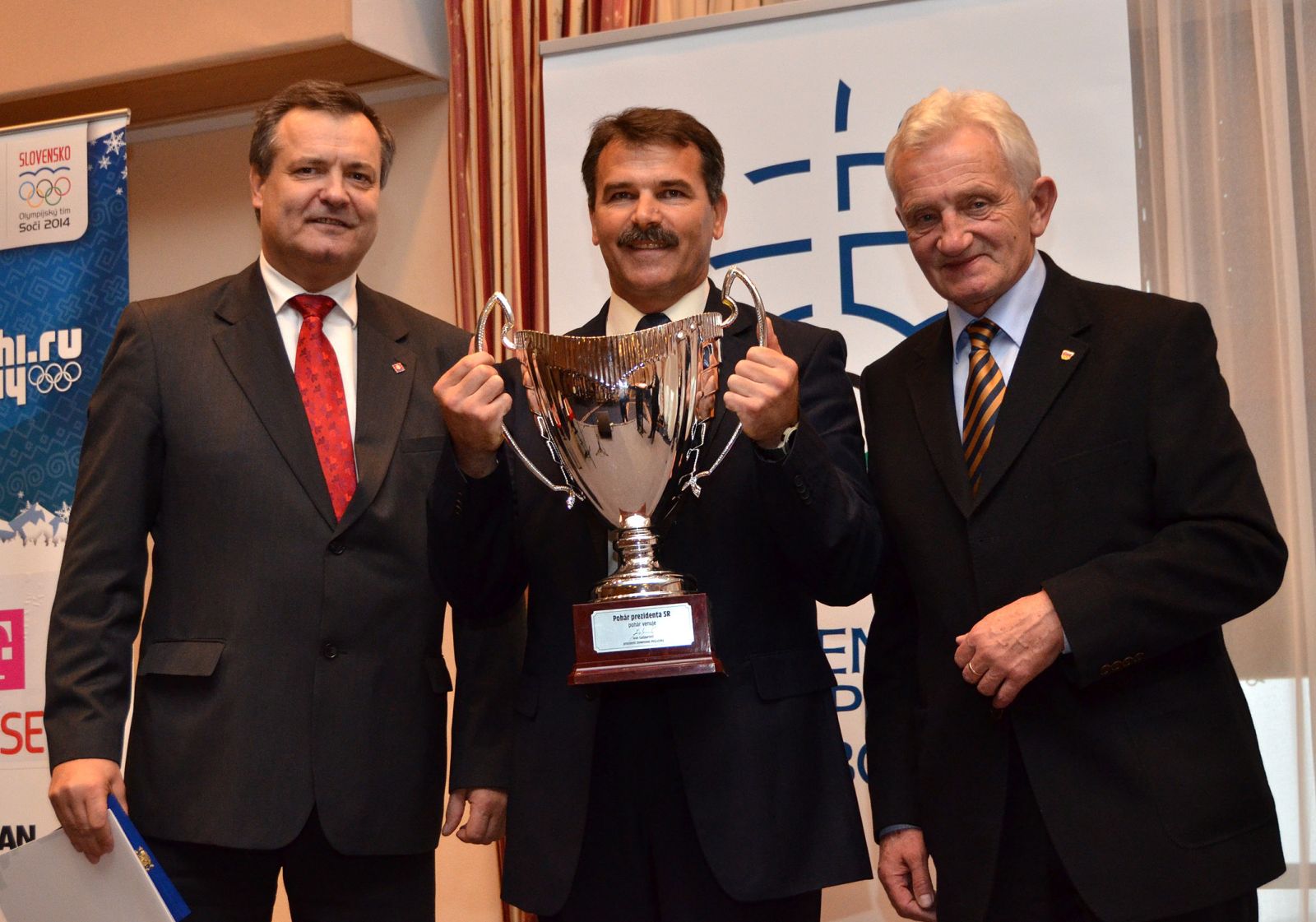 Pohár prezidenta SR prevzal Peter Koščo z odboru školstva KSK. Naľavo Dárius Rusnák, vpravo prezident SOV František Chmelár.