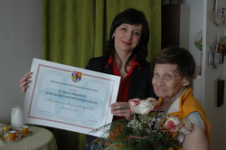 Plaketu odovzdala Zuzana Jusková, vedúca Odboru sociálnych vecí a zdravotníctva ÚKSK