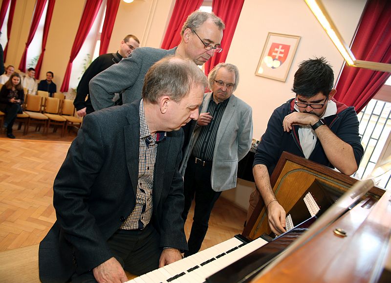 docent Imrich Szabó pri preberaní nástroja