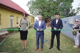 Zástupcovia Úradu KSK symbolicky prestrihli pásku počas otvorenia Útulku Michalovce. Zľava: Vedúca odboru sociálnych vecí Úradu KSK Zuzana Nemcová, predseda KSK Rastislav Trnka a Róbert Gima z oddelenia IKT a kontrolných činností