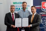 Po podpise memoranda medzi Košickým samosprávnym krajom (KSK) a Slovenským zväzom ľadového hokeja (SZĽH). Zľava: predseda KSK Rastislav Trnka, regionálny manažér SZĽH pre Košický kraj Peter Žifčák a prezident SZĽH Martin Kohút