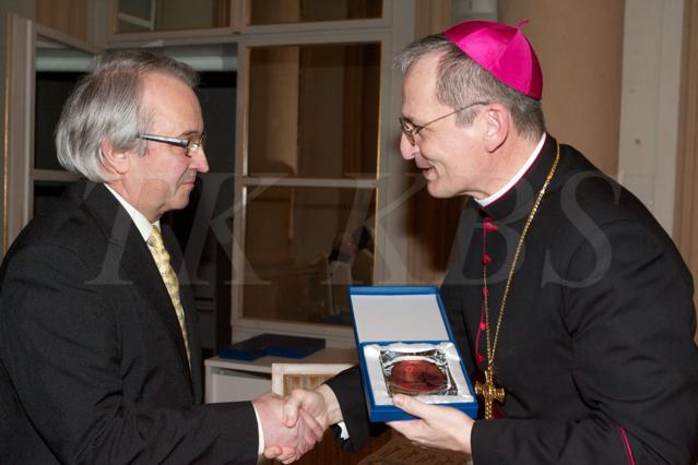 Bartolomej Buráš preberá ocenenie od ordinára Ozbrojených zborov a ozbrojených síl SR Mons. Františka Rábeka Foto: Tlačová kancelária KBS