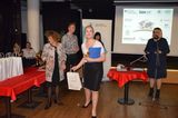 Tamara Vlčková preberá cenu Najlepšia reprezentantka cvičnej firmy