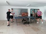 Priestor garáže s pingpongovým stolom pre vyplnenie voľného času