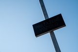 Fotografia svetelného označenia v prípade preťaženia cesty.