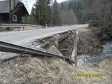 Spadnuté zábradlie na moste pred Úhornou Spadnuté zábradlie na moste pred Úhornou